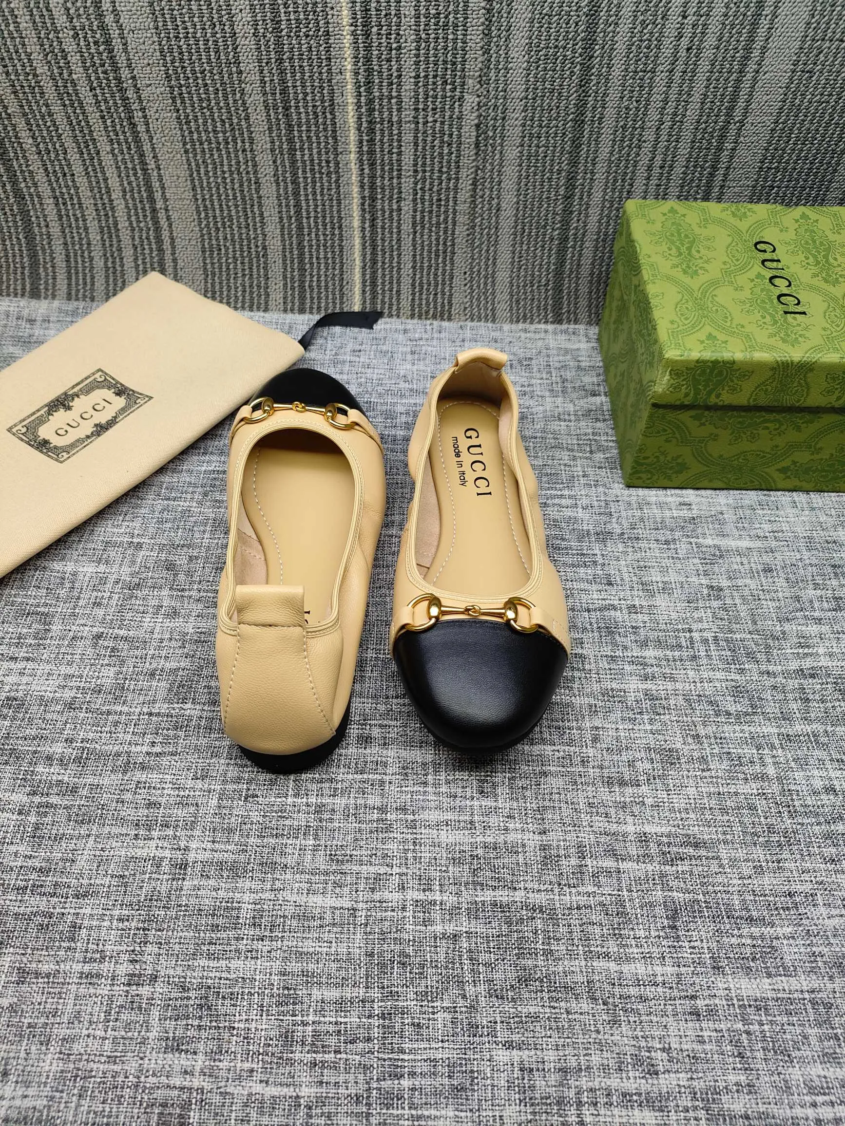 👟👟Ex-factory price 320👟👟 GUCCI's latest horsebit women's flat ballet shoes and egg roll shoes are super comfortable. The fabric is made of imported top-grade soft sheepskin. It is very comfortable on the feet and will not rub your feet. You can also roll it up and put it in your bag. It is easy to carry with you. The super soft soles are a must-have item for fairies whether you are going out for business, work, travel, shopping or at home. Fashionable and versatile, it is an indispensable pair of shoes for you. Fabric: Made of imported soft sheepskin Color: 6 colors available Outsole: PPC rubber outsole Size 34-42 (34.41.42 needs to be customized)
